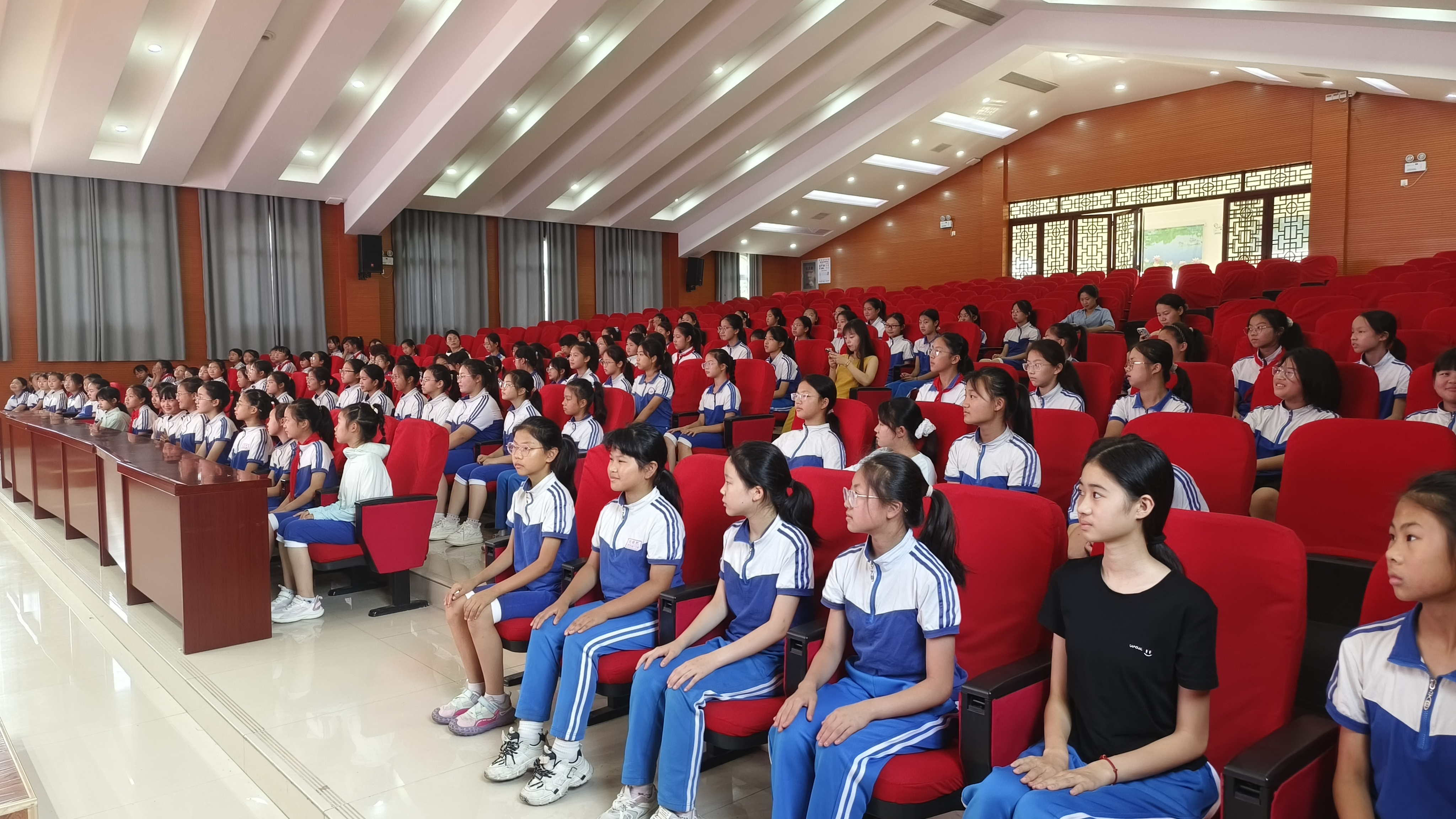 【聚焦四大行动】心尖上的检察丨禁毒+防性侵！“小龙侠”为千余名学生送上安全锦囊